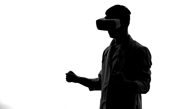 医学科学家在虚拟现实护目镜中模拟操作，创新