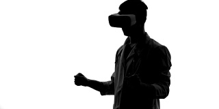 医学科学家在虚拟现实护目镜中模拟操作，创新