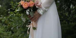 美丽的新娘手中的婚礼花束