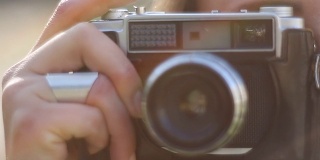 带着一台老式电影摄影机探索这座城市