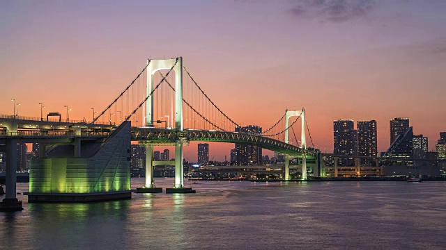 东京日落城市天际线白天到晚上的时间流逝在彩虹桥，台场，日本东京，4K时间流逝