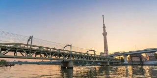 东京日出城市天际线时间推移在Sumida河和天空树，东京，日本4K时间推移