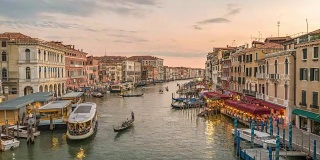 威尼斯城市天际线从里亚托桥到威尼斯大运河的日落时光流逝，意大利威尼斯