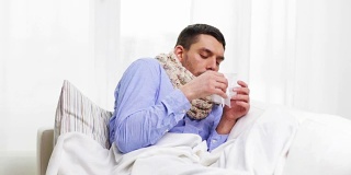 生病的男人得了流感在家打喷嚏和擤鼻涕