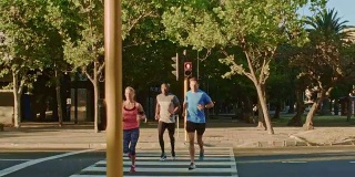 一群跑步者在城市中穿过马路