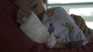 在慢镜头中，生病的亚洲女孩用手裹着绷带拥抱她的母亲视频素材模板下载