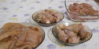 生调味肉鸡胸肉在餐桌上由妇女安排的菜肴