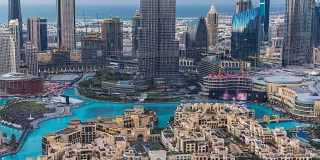 从阿拉伯联合酋长国迪拜的顶层俯瞰迪拜市中心的白天到晚上的时光流逝