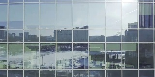 办公大楼窗户背景。建筑反映在现代办公大楼的窗户上。建筑的窗户反映了城市的景色