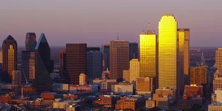 城市日落时的鸟瞰图