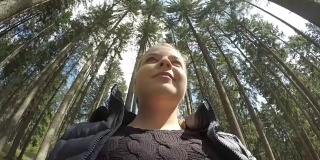 Pov的年轻游客女子享受自然在一个阳光明媚的日子在松林360旋转视野放松休闲和旅游的概念