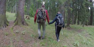 浪漫的青年男女情侣一起散步探索森林旅行休闲活动在周末的概念