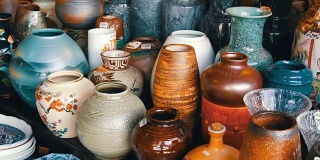 商店柜台上有各种瓷器和陶罐