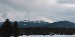 时间流逝。喀尔巴阡山上缤纷的冬日落日。视频。初冬山脉雪日落云滑雪。优秀的自然复合材料环