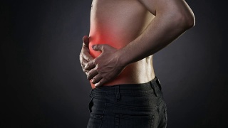 男人腹部疼痛，腹部疼痛在黑色背景上视频素材模板下载