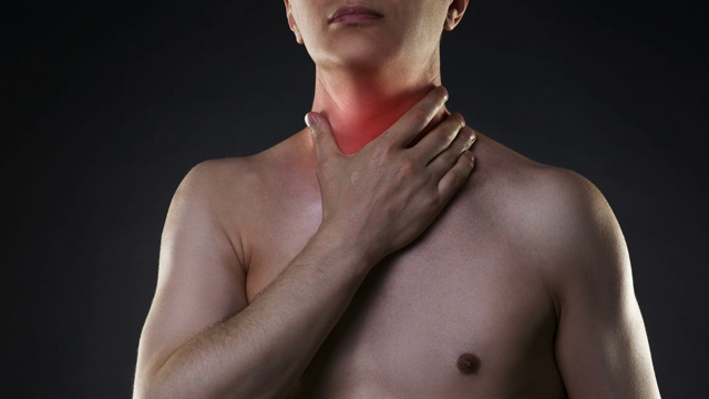 喉咙痛，男性颈部疼痛，黑色背景
