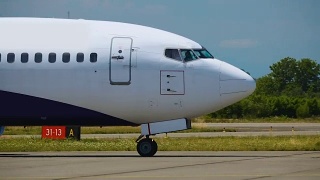 现代客机在起飞前驾驶跑道，从机场起飞视频素材模板下载