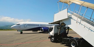 机场维修人员在旅客登机前检查飞机轮子