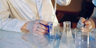 科学家用化学试剂进行实验。