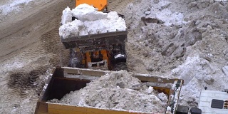 小区大雪后路面机械装雪