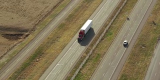 德克萨斯州高速公路上的半挂车鸟瞰图