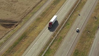 德克萨斯州高速公路上的半挂车鸟瞰图视频素材模板下载
