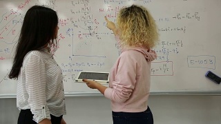 女同学在白板前写数学公式视频素材模板下载