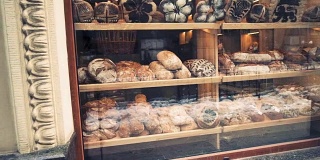 清晨，面包店的橱窗里有新鲜的面包。
