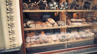 清晨，面包店的橱窗里有新鲜的面包。视频素材模板下载