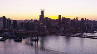旧金山市中心和海湾大桥的鸟瞰图视频素材模板下载