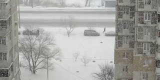 城市下雪了。从窗外看到街上的雪。特写镜头