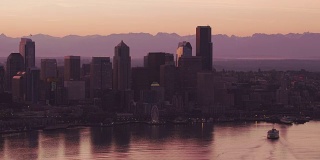 鸟瞰图渡轮和西雅图天际线在日出。