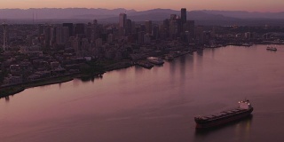 日出时西雅图天际线前的船舶鸟瞰图。