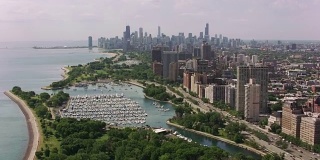 飞越贝尔蒙特港飞往芝加哥市中心。