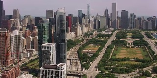 航拍格兰特公园，白金汉喷泉和芝加哥市中心。
