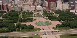 飞过白金汉喷泉和芝加哥市中心。