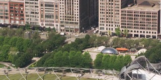 从芝加哥市中心的建筑后面看到云门。