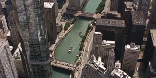 日间航拍芝加哥市区和芝加哥河。