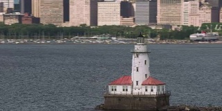航拍芝加哥海港灯塔，以芝加哥市中心为背景。