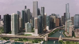从芝加哥河飞到芝加哥市中心。视频素材模板下载