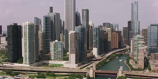 从芝加哥河飞到芝加哥市中心。