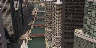 日间航拍芝加哥市区和芝加哥河。