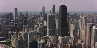 日间航拍的芝加哥市中心和芝加哥港。