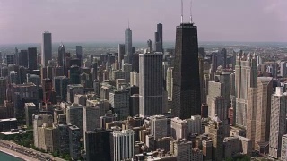 日间航拍的芝加哥市中心和芝加哥港。视频素材模板下载