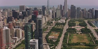 航拍格兰特公园，白金汉喷泉和芝加哥市中心。