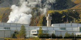 位于冰岛乡村，靠近山麓的地热发电站建筑群