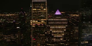 费城市中心建筑物的夜景鸟瞰图。