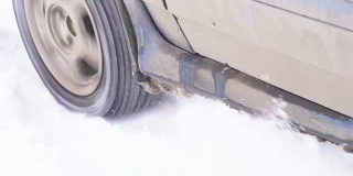 轮子在雪地里打滑了
