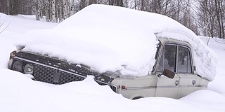 那辆旧汽车上到处都是雪