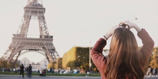 旅游少年在法国巴黎拍摄埃菲尔铁塔的照片，欣赏美丽的风景